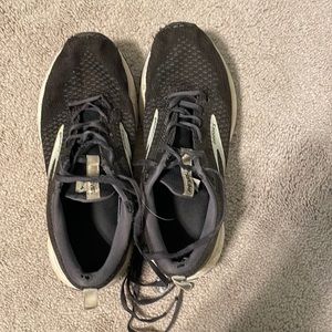 Women’s Revel Brooks black size 8.5